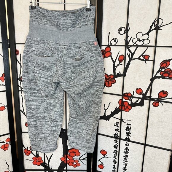 ATHLETA Gray Skimmer  Capri Pants Womens size S Fold-over Waist Pockets - Picture 5 of 5